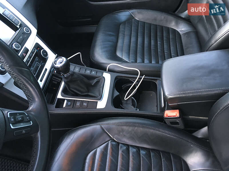 Універсал Volkswagen Passat 2011 в Харкові