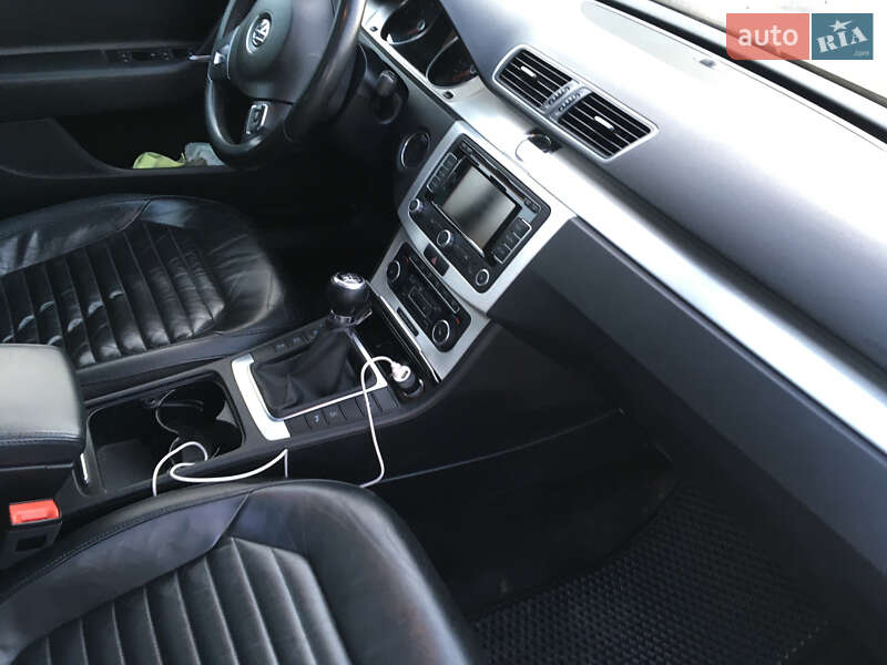Універсал Volkswagen Passat 2011 в Харкові