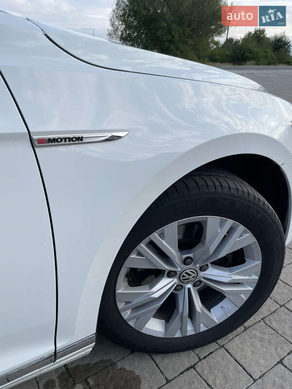 Универсал Volkswagen Passat 2016 в Киеве