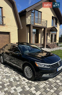 Седан Volkswagen Passat 2016 в Ровно