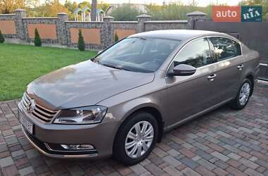 Седан Volkswagen Passat 2011 в Івано-Франківську