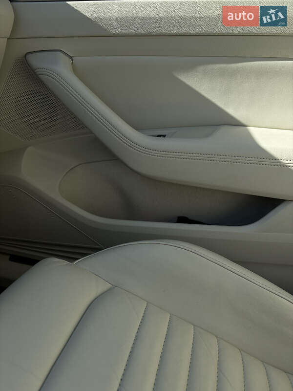 Седан Volkswagen Passat 2016 в Львове