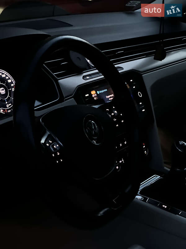 Седан Volkswagen Passat 2016 в Львове