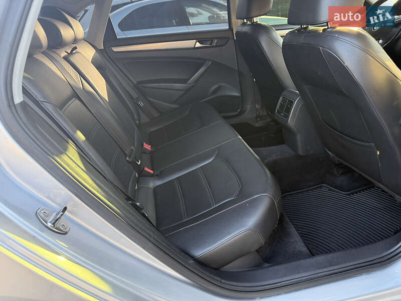 Седан Volkswagen Passat 2013 в Черновцах