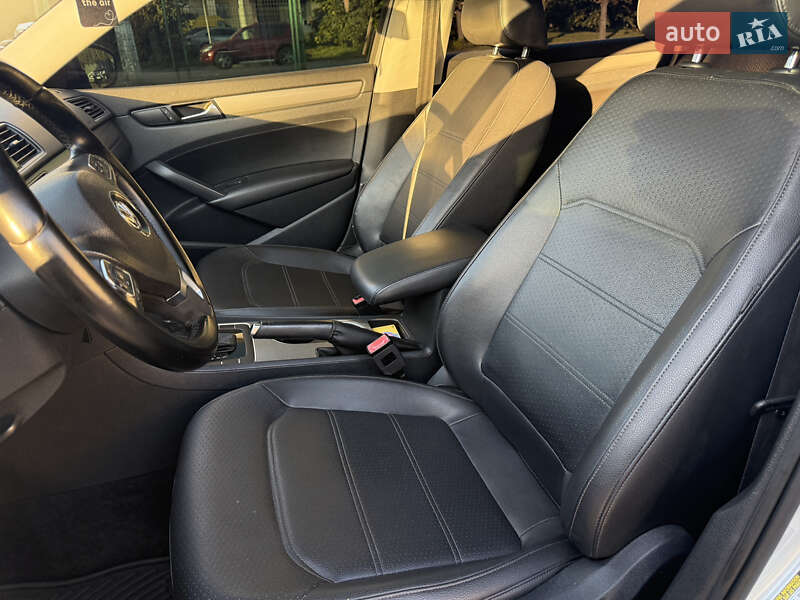 Седан Volkswagen Passat 2013 в Черновцах
