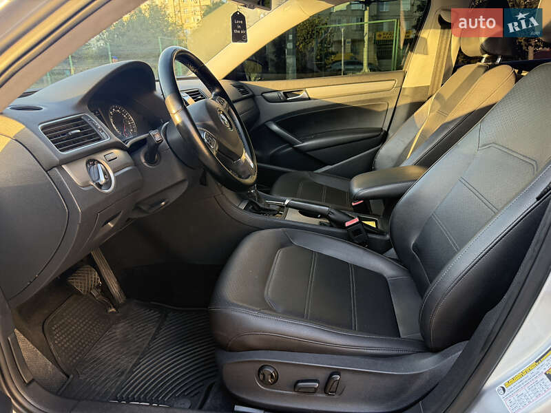 Седан Volkswagen Passat 2013 в Черновцах