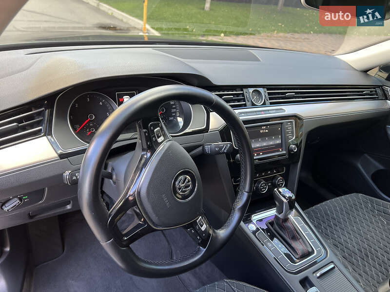 Универсал Volkswagen Passat 2015 в Киеве
