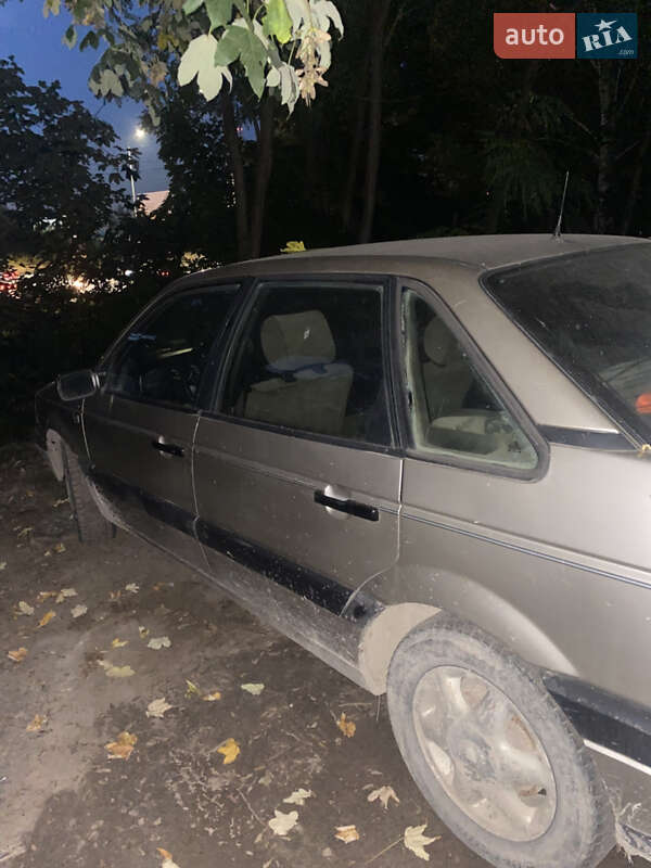 Седан Volkswagen Passat 1990 в Львове