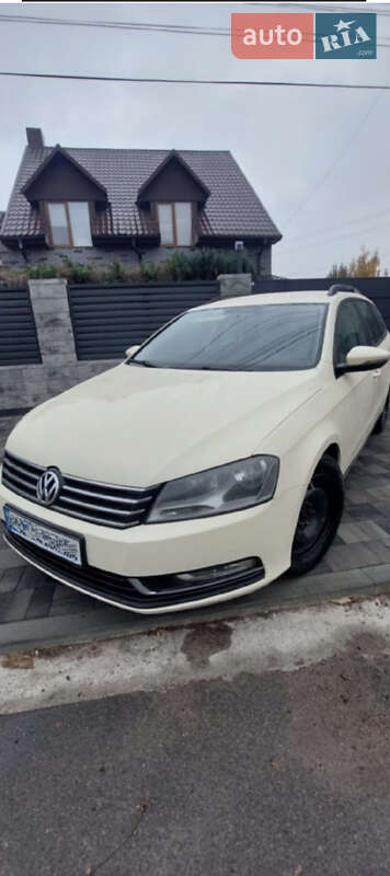Універсал Volkswagen Passat 2012 в Нововолинську