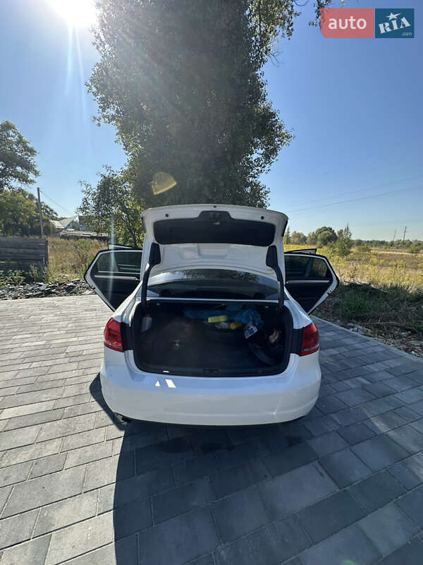 Седан Volkswagen Passat 2013 в Киеве