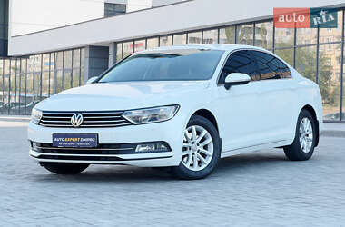 Седан Volkswagen Passat 2015 в Днепре