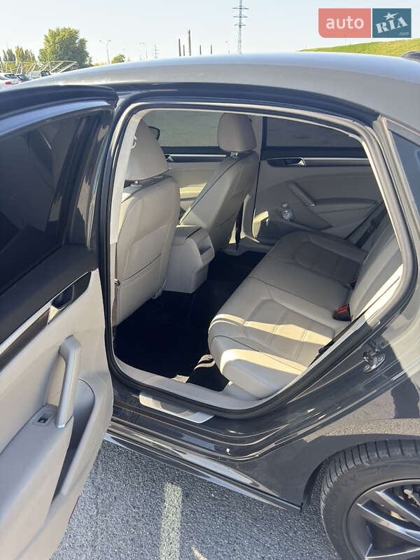 Седан Volkswagen Passat 2017 в Днепре