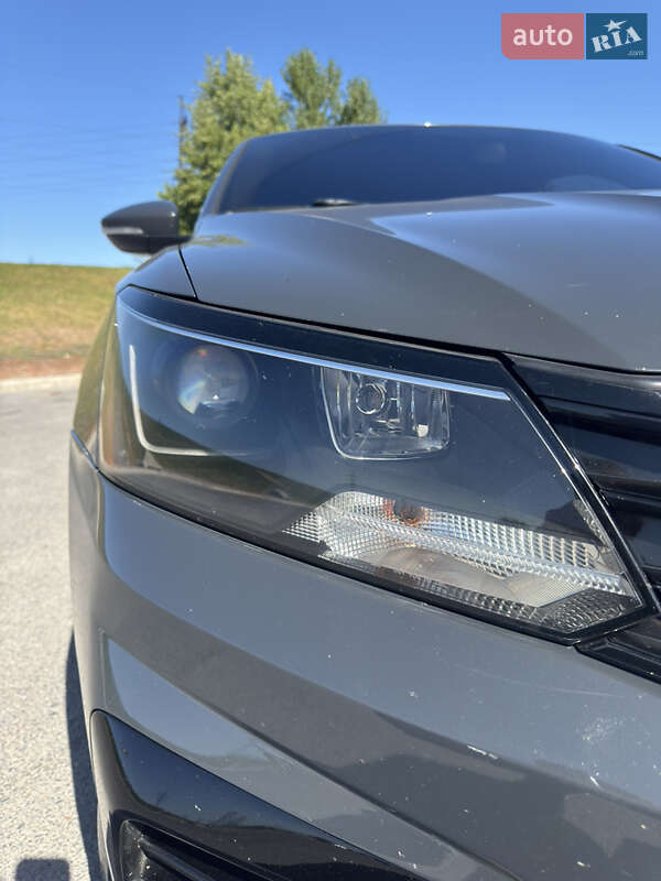 Седан Volkswagen Passat 2017 в Днепре