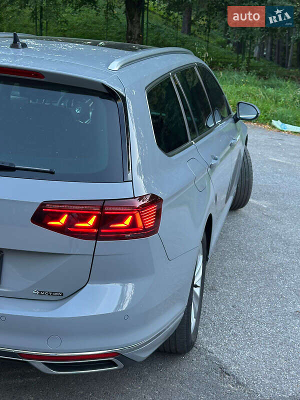 Универсал Volkswagen Passat 2022 в Бориславе