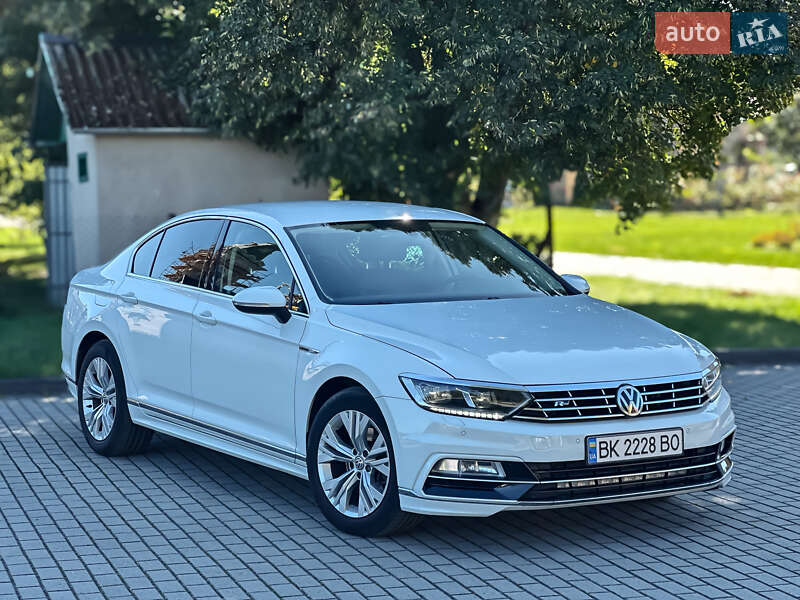 Седан Volkswagen Passat 2016 в Радивиліві