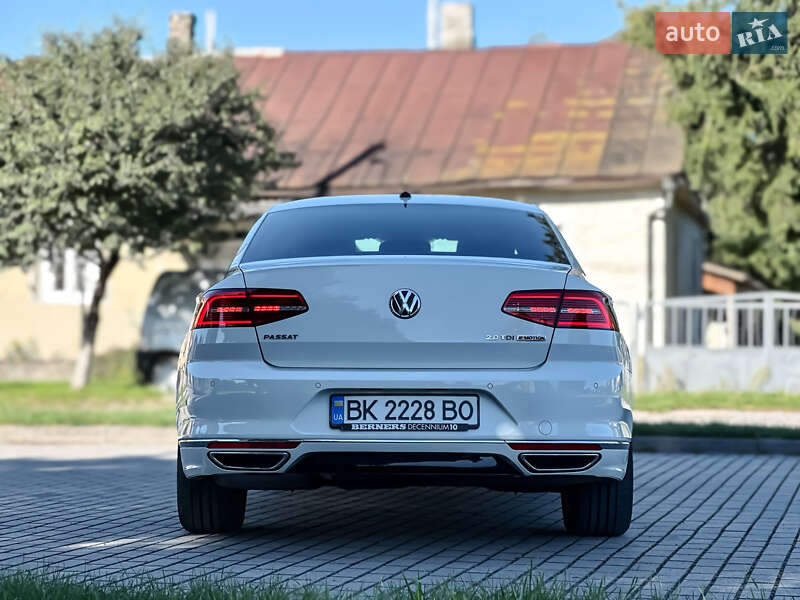 Седан Volkswagen Passat 2016 в Радивиліві