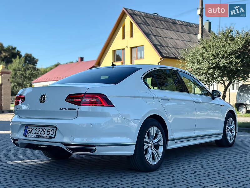 Седан Volkswagen Passat 2016 в Радивиліві