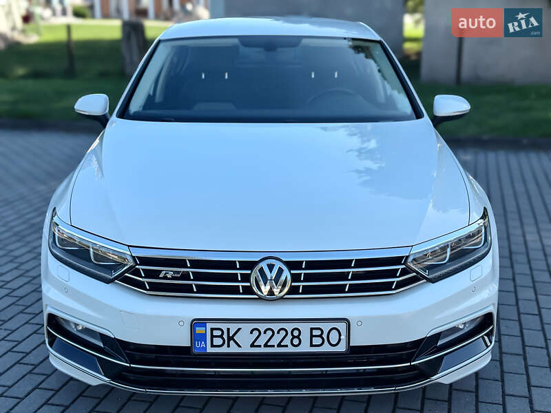 Седан Volkswagen Passat 2016 в Радивиліві