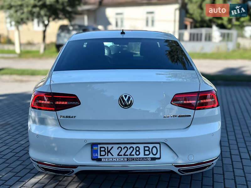 Седан Volkswagen Passat 2016 в Радивиліві