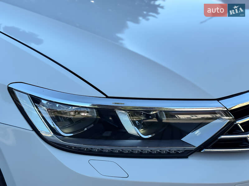 Седан Volkswagen Passat 2016 в Радивиліві