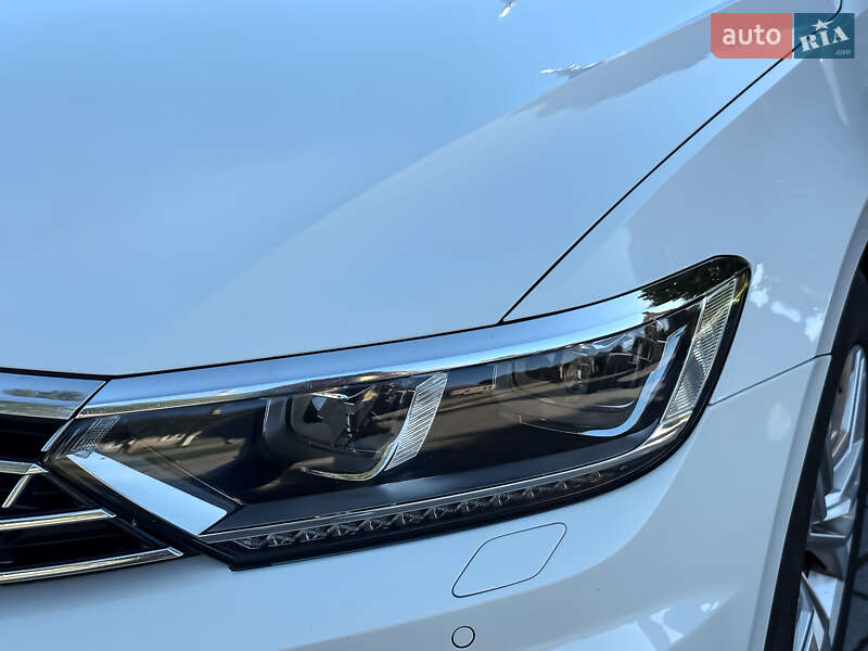 Седан Volkswagen Passat 2016 в Радивиліві