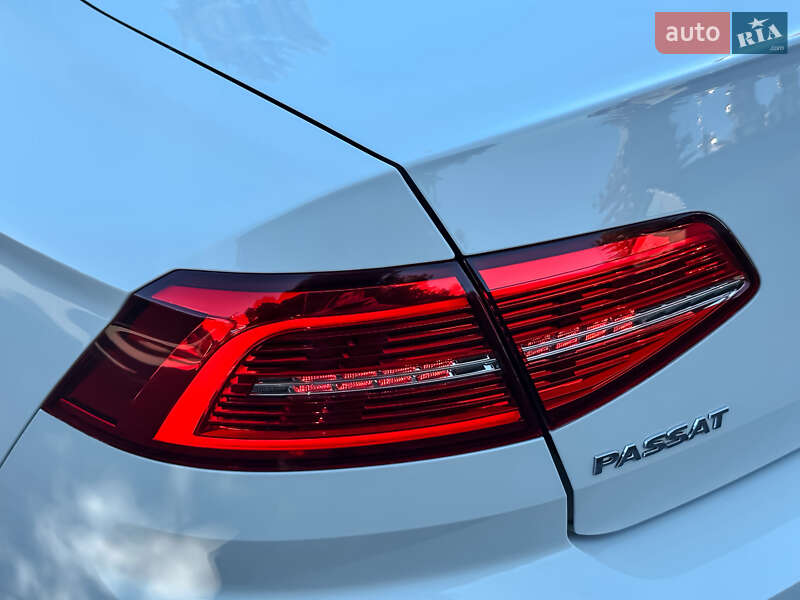 Седан Volkswagen Passat 2016 в Радивиліві