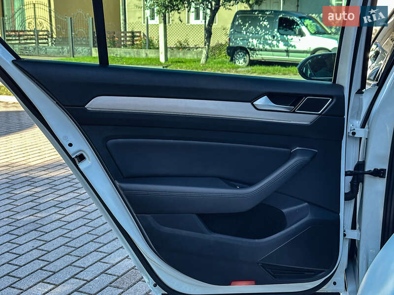 Седан Volkswagen Passat 2016 в Радивиліві