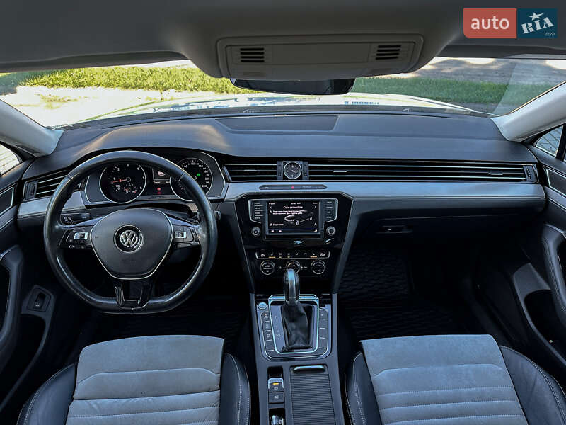 Седан Volkswagen Passat 2016 в Радивиліві