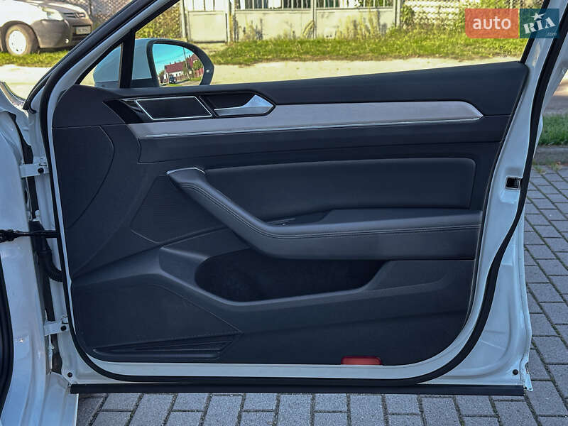 Седан Volkswagen Passat 2016 в Радивиліві