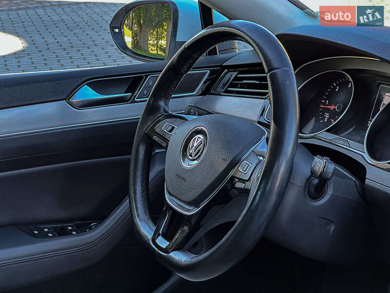 Седан Volkswagen Passat 2016 в Радивиліві