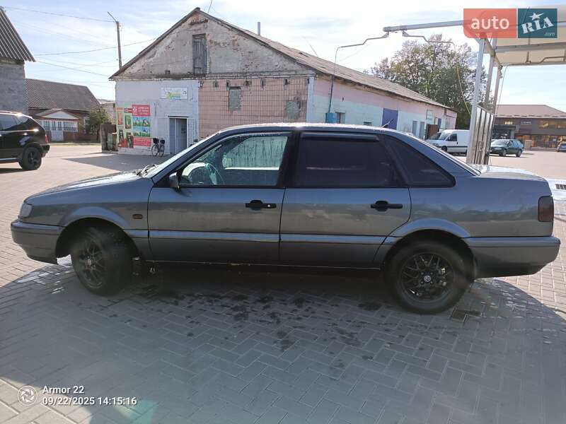 Седан Volkswagen Passat 1995 в Любешове