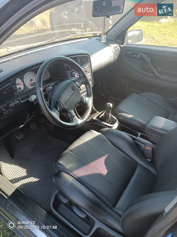 Седан Volkswagen Passat 1995 в Любешове