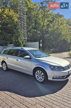 Універсал Volkswagen Passat 2011 в 