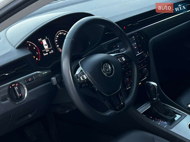 Седан Volkswagen Passat 2021 в Николаеве