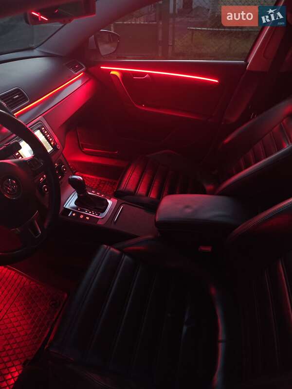 Универсал Volkswagen Passat 2011 в Ровно