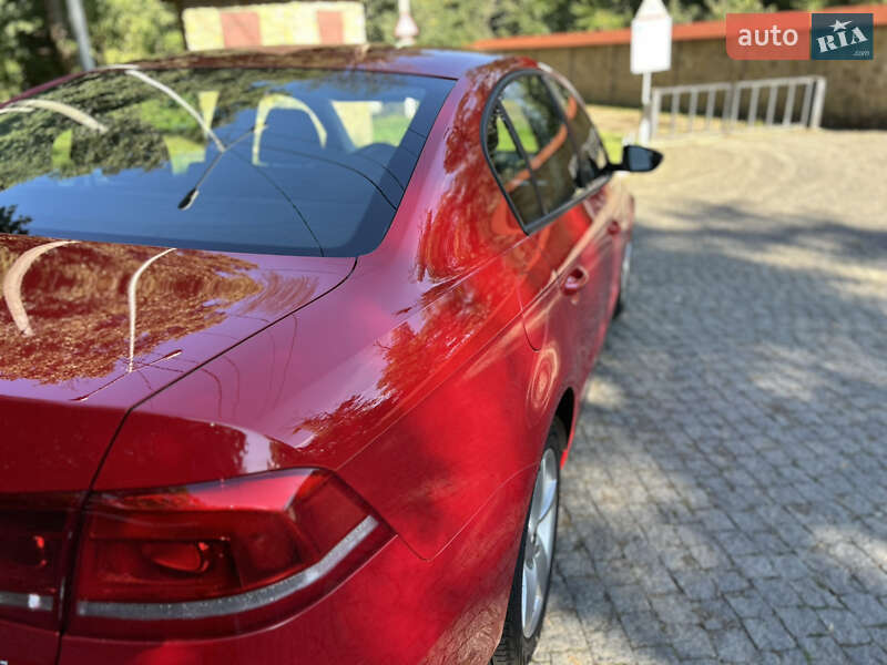 Седан Volkswagen Passat 2013 в Черновцах