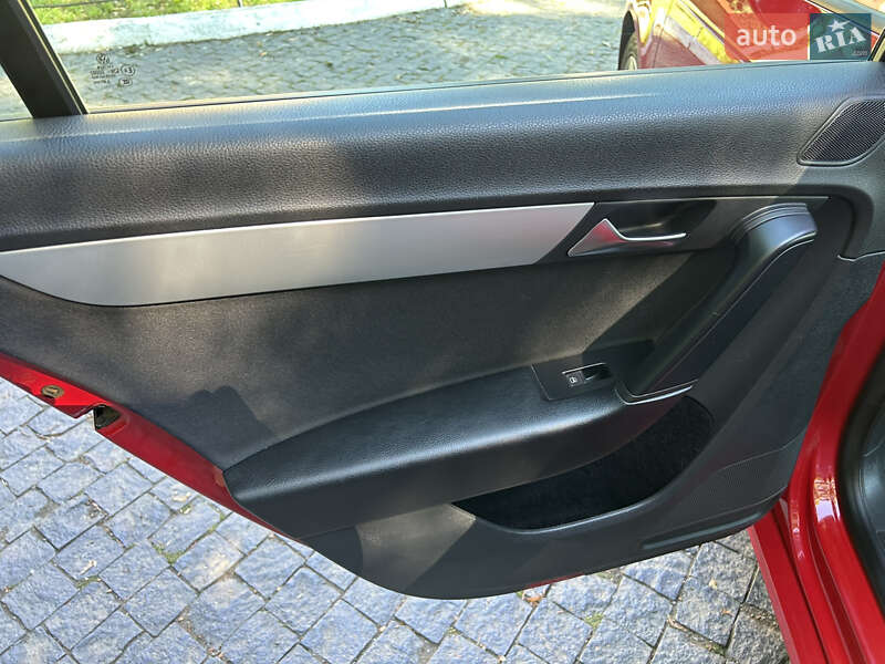 Седан Volkswagen Passat 2013 в Черновцах