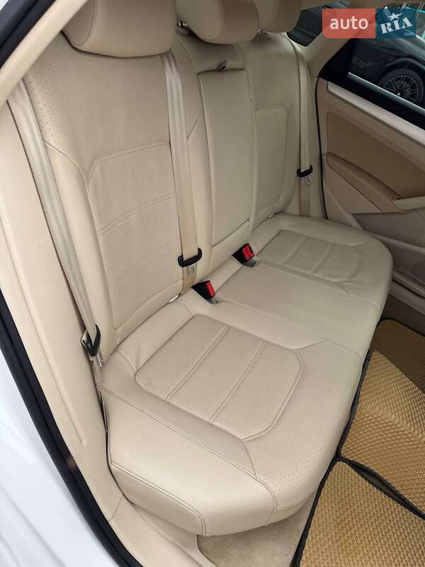 Седан Volkswagen Passat 2013 в Днепре