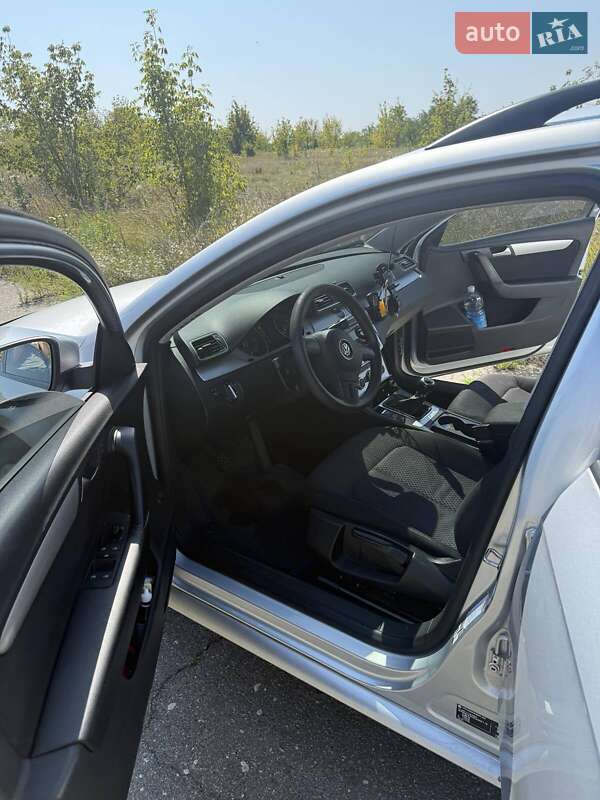 Универсал Volkswagen Passat 2011 в Новониколаевке