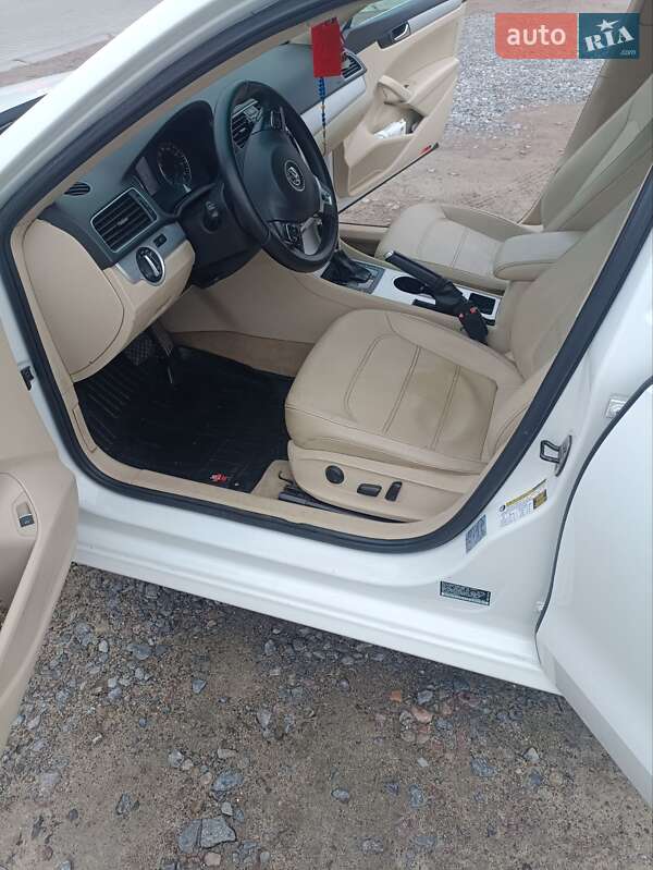Седан Volkswagen Passat 2012 в Львове