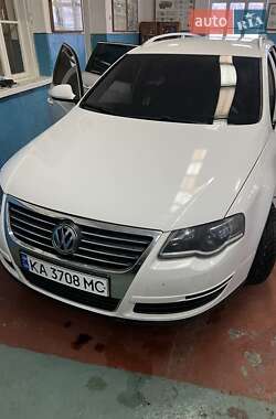 Универсал Volkswagen Passat 2010 в Вышгороде