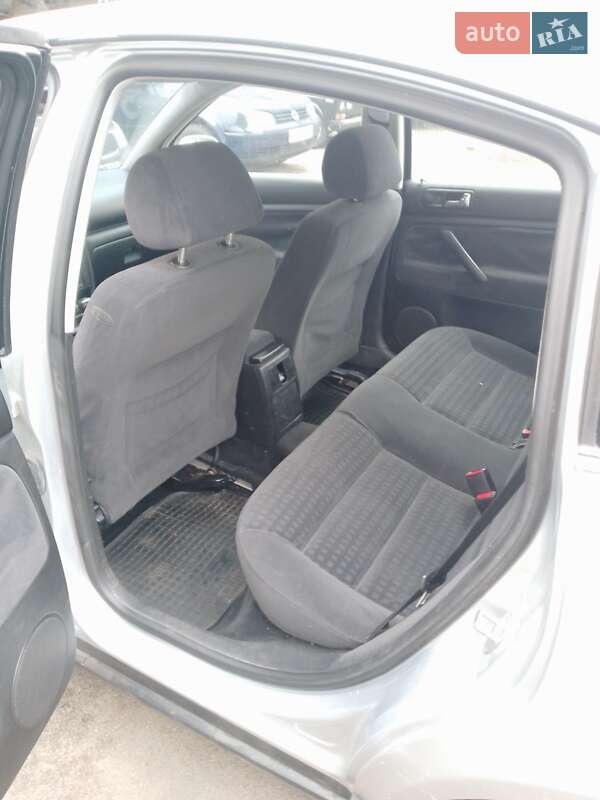 Седан Volkswagen Passat 2001 в Мироновке