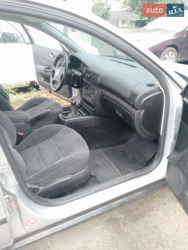 Седан Volkswagen Passat 2001 в Мироновке