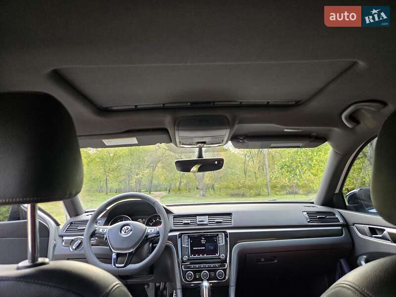 Седан Volkswagen Passat 2018 в Днепре