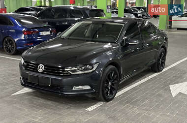 Седан Volkswagen Passat 2018 в Киеве