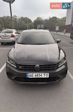 Седан Volkswagen Passat 2017 в Днепре
