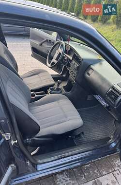Седан Volkswagen Passat 1990 в  фото 10 Седан Volkswagen Passat 1990 в