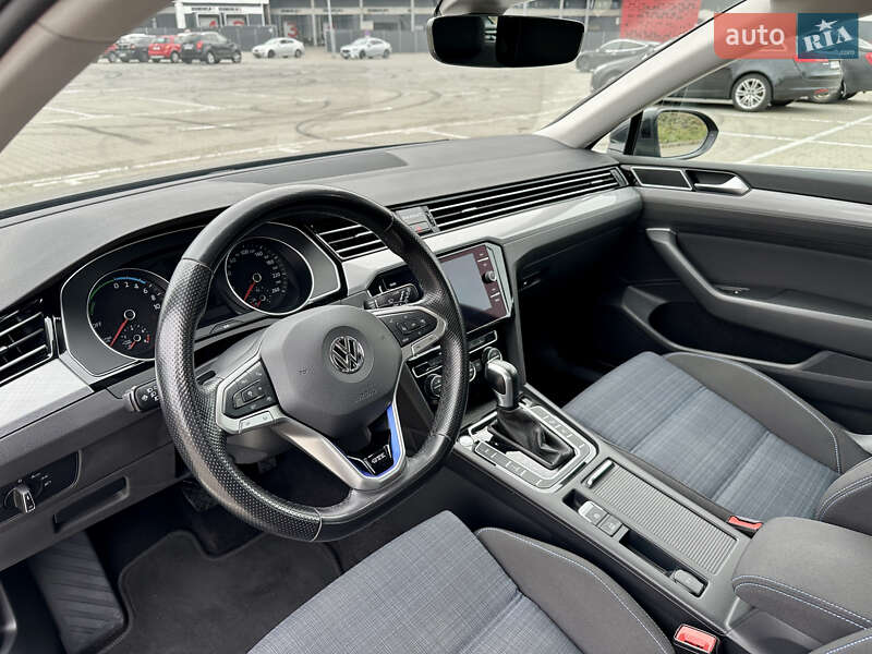 Универсал Volkswagen Passat 2020 в Киеве