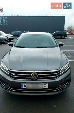 Седан Volkswagen Passat 2018 в Киеве
