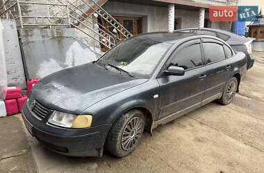 Седан Volkswagen Passat 2000 в Снятині